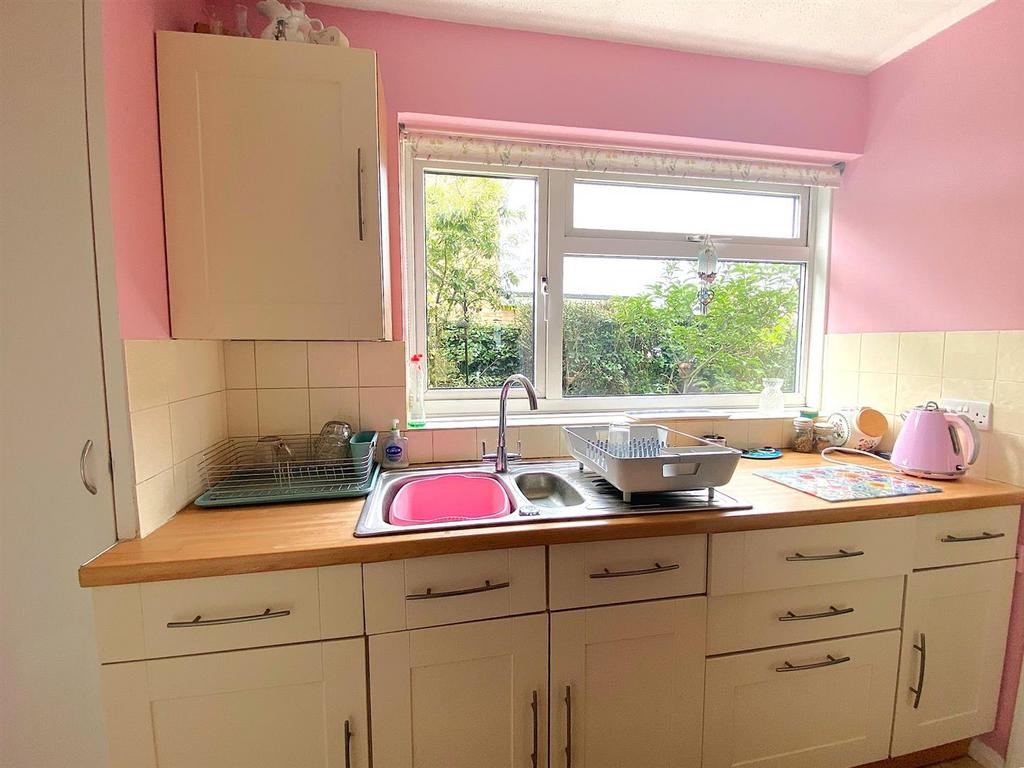 60 Gwyneth Grove - Kitchen1.jpg