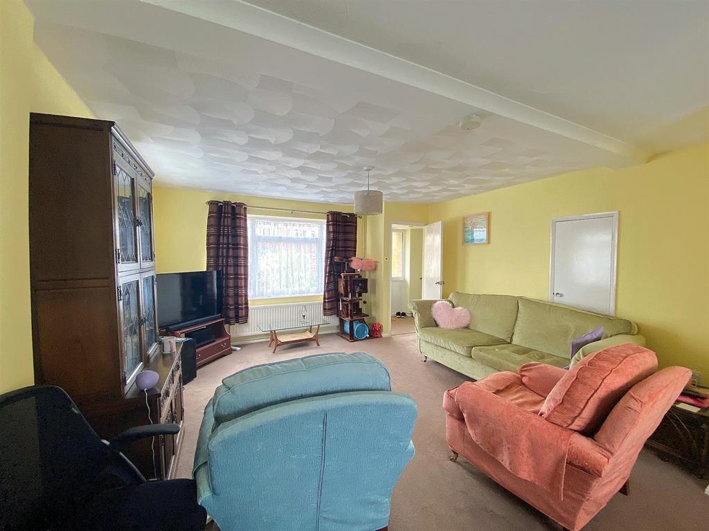 60 Gwyneth Grove - Lounge3.jpg