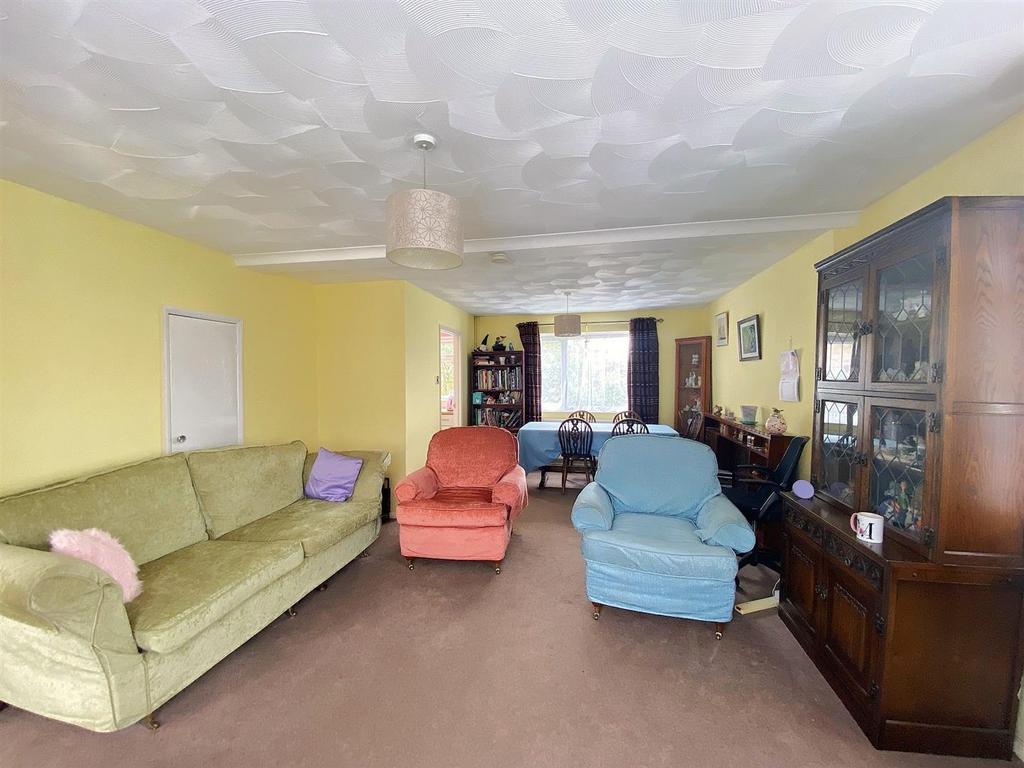 60 Gwyneth Grove - Lounge4.jpg