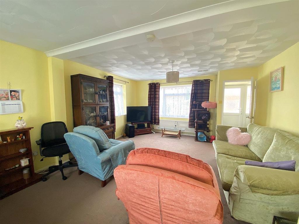 60 Gwyneth Grove - Lounge1.jpg