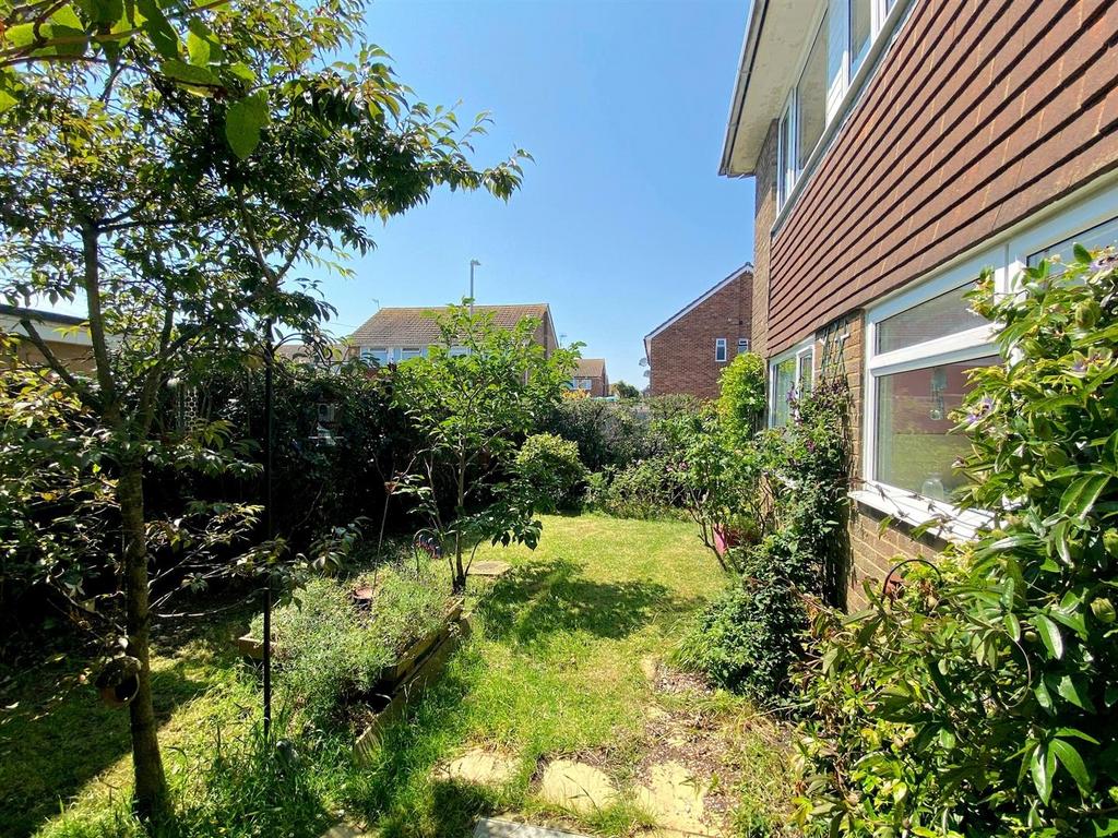 60 Gwyneth Grove - Garden1.jpg