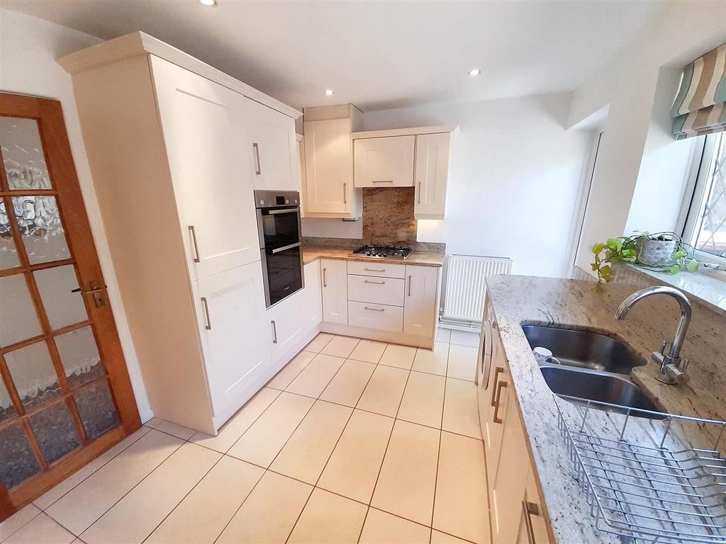 Kitchen 2 new.jpg