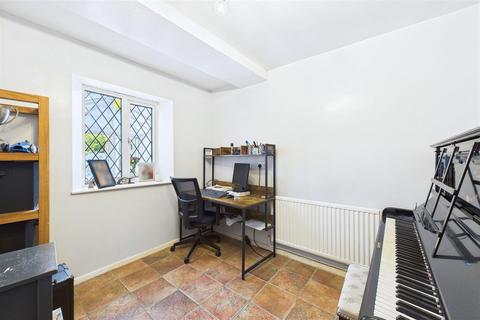 89 Strode Road, Clevedon, BS21 6QF