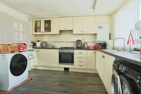 3 bedroom end of terrace house for sale, Axdane, Hull, HU6 9AB