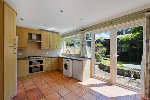 18 Ash Close, Merstham, Redhill, RH1 3HJ