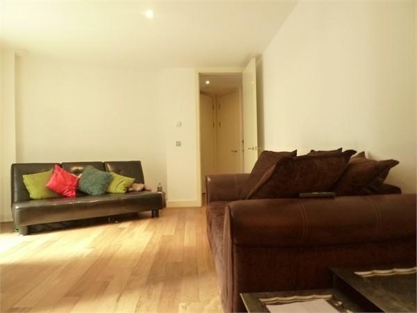 Livingroom 2.jpg