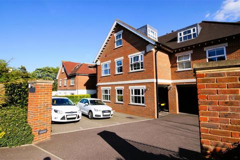 3 bedroom duplex to rent, Manor Road, Chigwell IG7