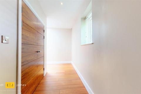 3 bedroom duplex to rent, Manor Road, Chigwell IG7