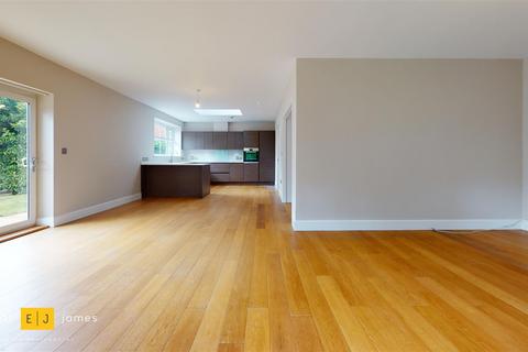 3 bedroom duplex to rent, Manor Road, Chigwell IG7