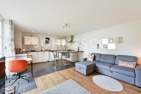 1 bedroom flat for sale, Barrier Point Road, E16