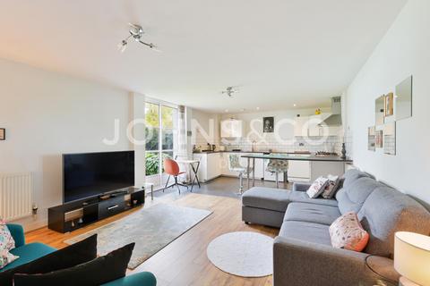 1 bedroom flat for sale, Barrier Point Road, E16