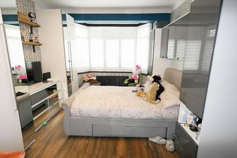 15 The Mount, Romford, RM3 7LJ