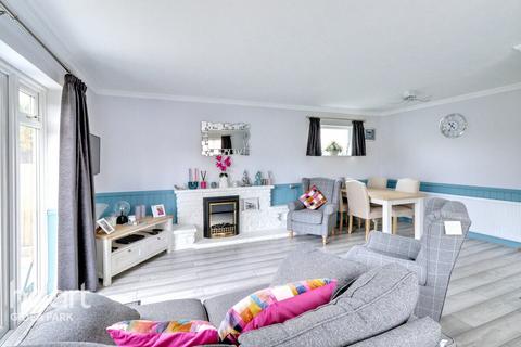 4 bedroom bungalow for sale, Stanley Close, ROMFORD