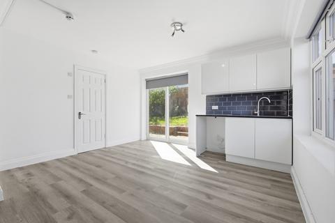 House share to rent, Masters Close, Luton