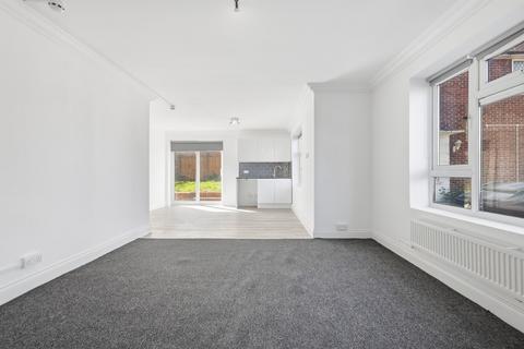 House share to rent, Masters Close, Luton