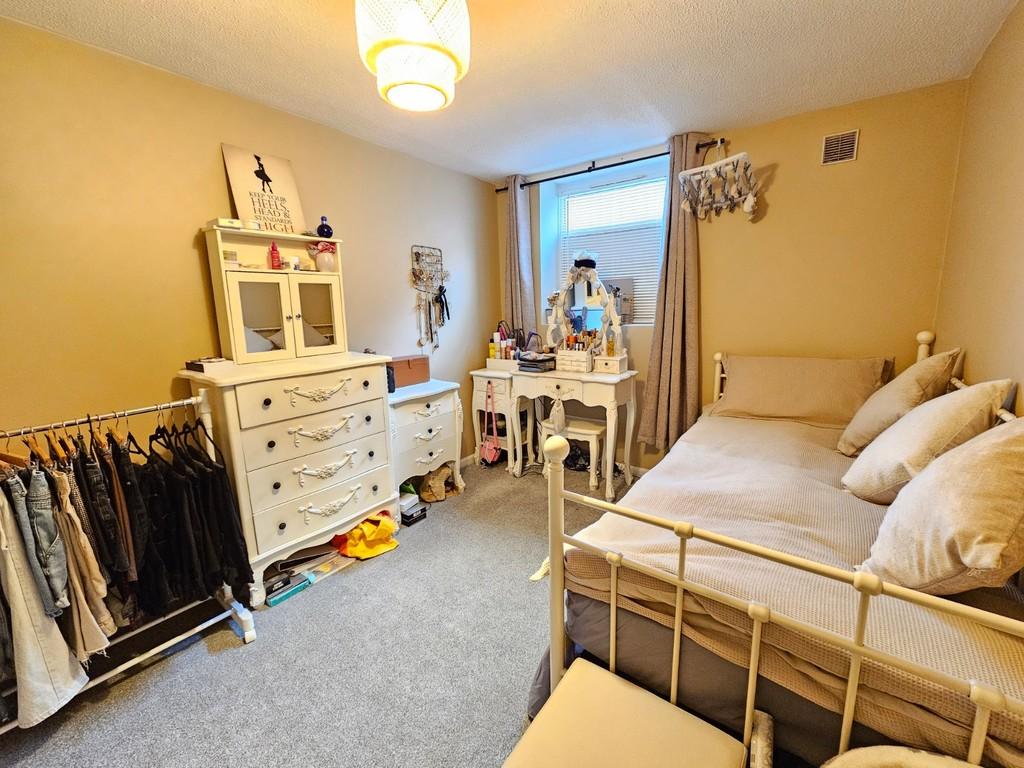 Bedroom 2 pic 2
