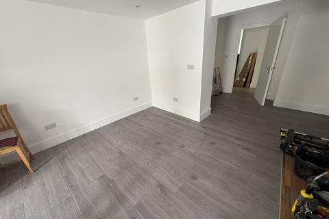 4 bedroom terraced house to rent, Ivy Road, Hounslow