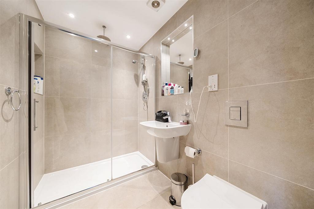 En Suite Shower Room: