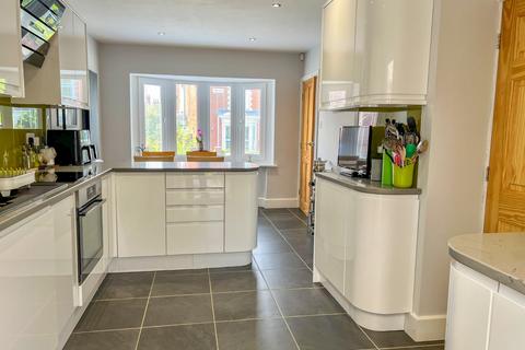 15 Abbey Drive West, Grimsby, DN32 0HH