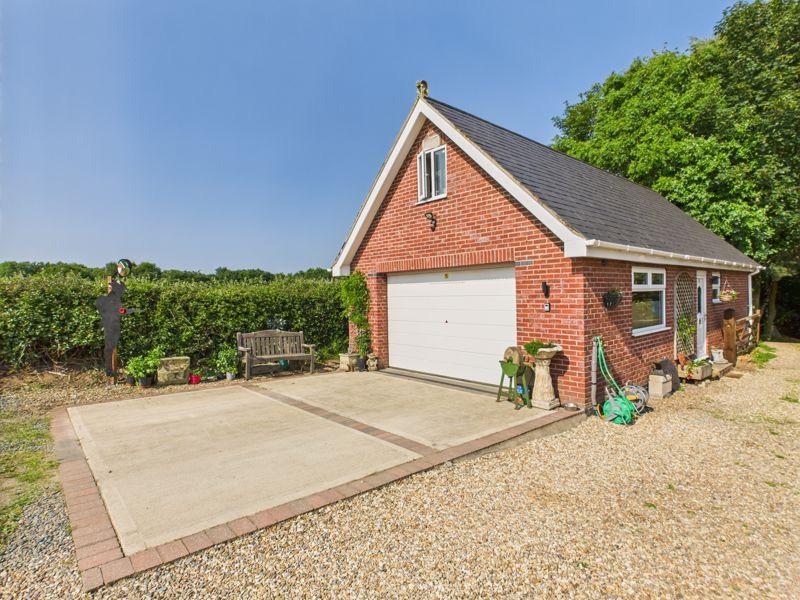 Garage / Outbuilding