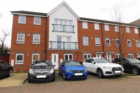 4 bedroom terraced house to rent, Edgeworth Close, Slough