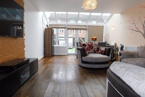 4 bedroom terraced house to rent, Edgeworth Close, Slough