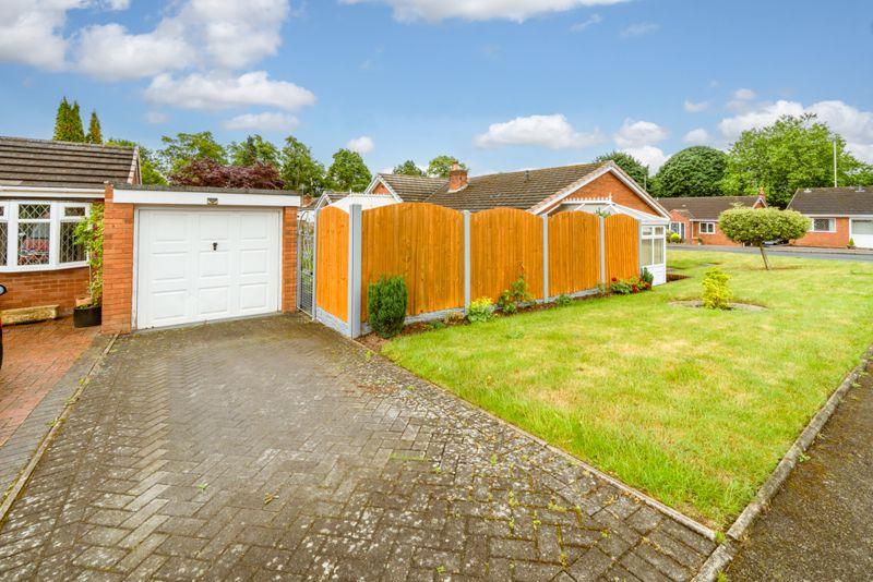 GARAGE & DRIVEWAY