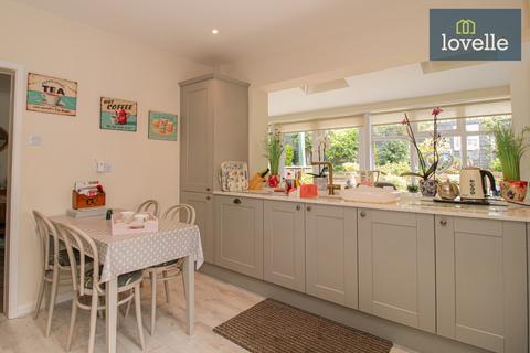 8 Laburnum Close, Waltham, Grimsby, DN37 0JU