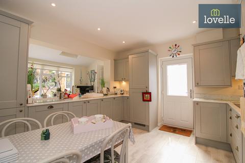 8 Laburnum Close, Waltham, Grimsby, DN37 0JU