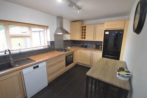 2 bedroom maisonette to rent, Lulworth Drive, Romford