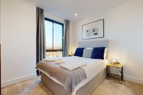 3 bedroom flat to rent, Cremer Street