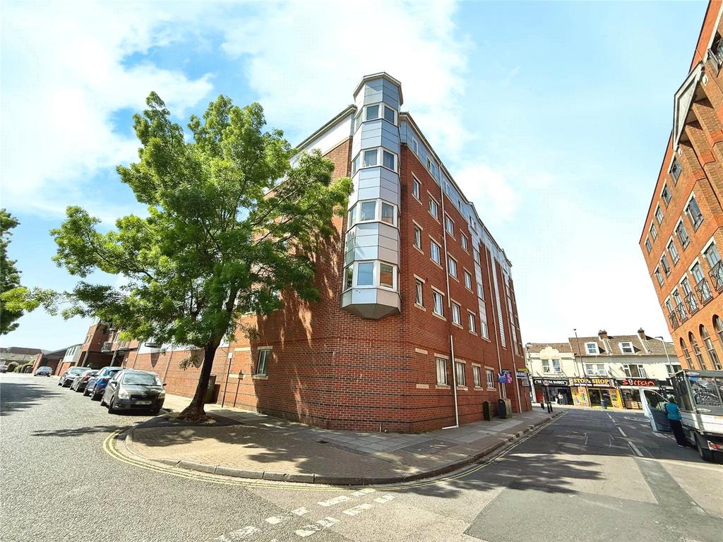 Nancy Road, Hampshire PO1 2 bed flat - £1,050 pcm (£242 pw)