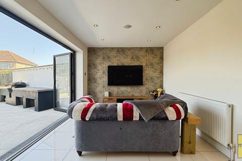 53 Fanshawe Road, Bristol, BS14 9RY