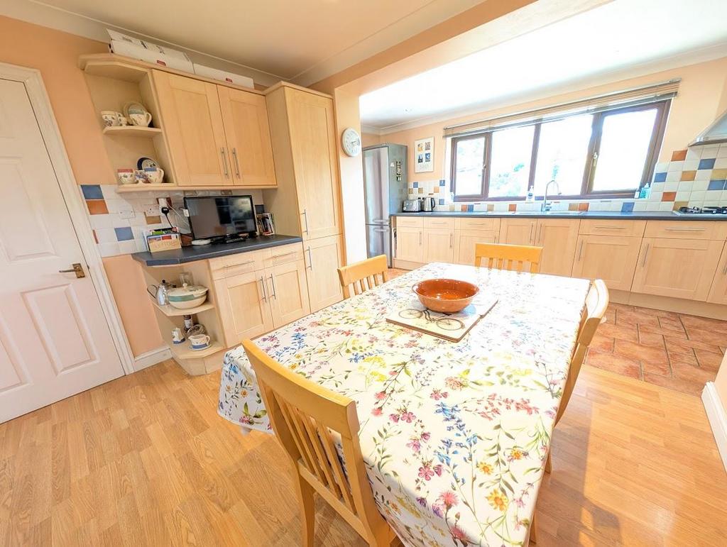 Kitchen dining area.jpg