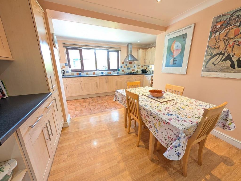 Kitchen dining 2.jpg