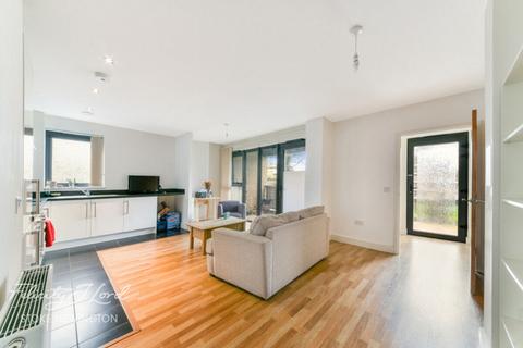 2 bedroom flat for sale, Lake House, 2 Green Lanes Walk, London N4