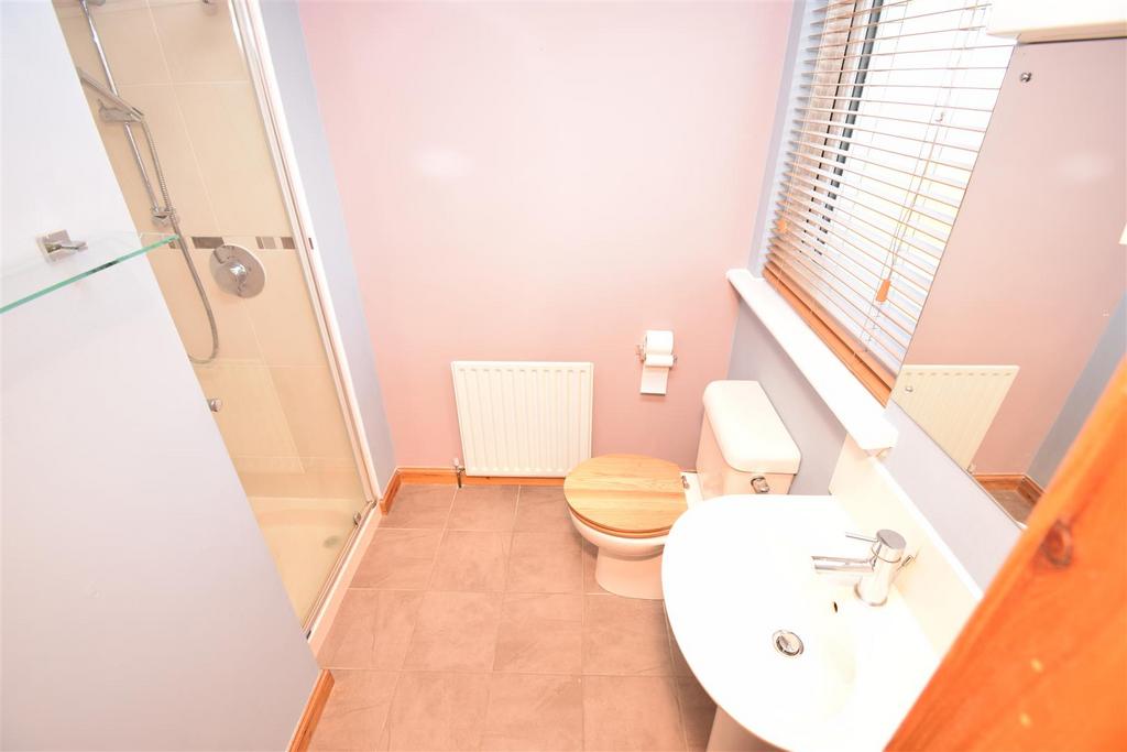 En suite shower room (2).jpg
