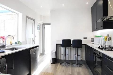 3 bedroom maisonette to rent, London Road,  Ashford,  TW15