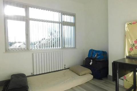 3 bedroom maisonette to rent, London Road,  Ashford,  TW15