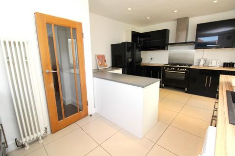 3 bedroom semi-detached house to rent, Eastern Avenue East, RM1