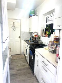 Studio to rent, Baron Gardens, Ilford IG6