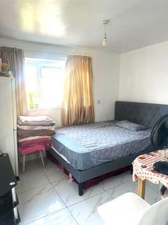 Studio to rent, Baron Gardens, Ilford IG6