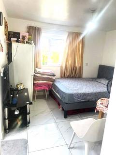 Studio to rent, Baron Gardens, Ilford IG6