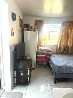 Studio to rent, Baron Gardens, Ilford IG6