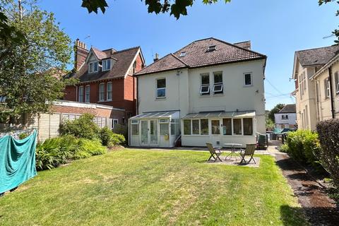 Studio for sale, Studio flat with garden close to Boscombe Spa, Bournemouth