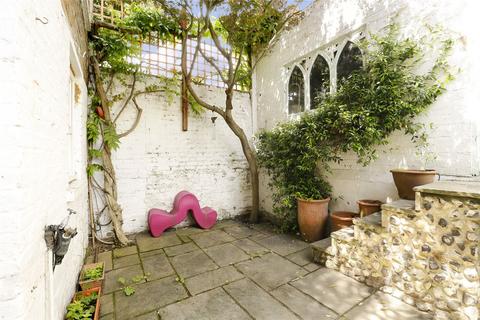 18 Aldensley Road, London, W6 0DH