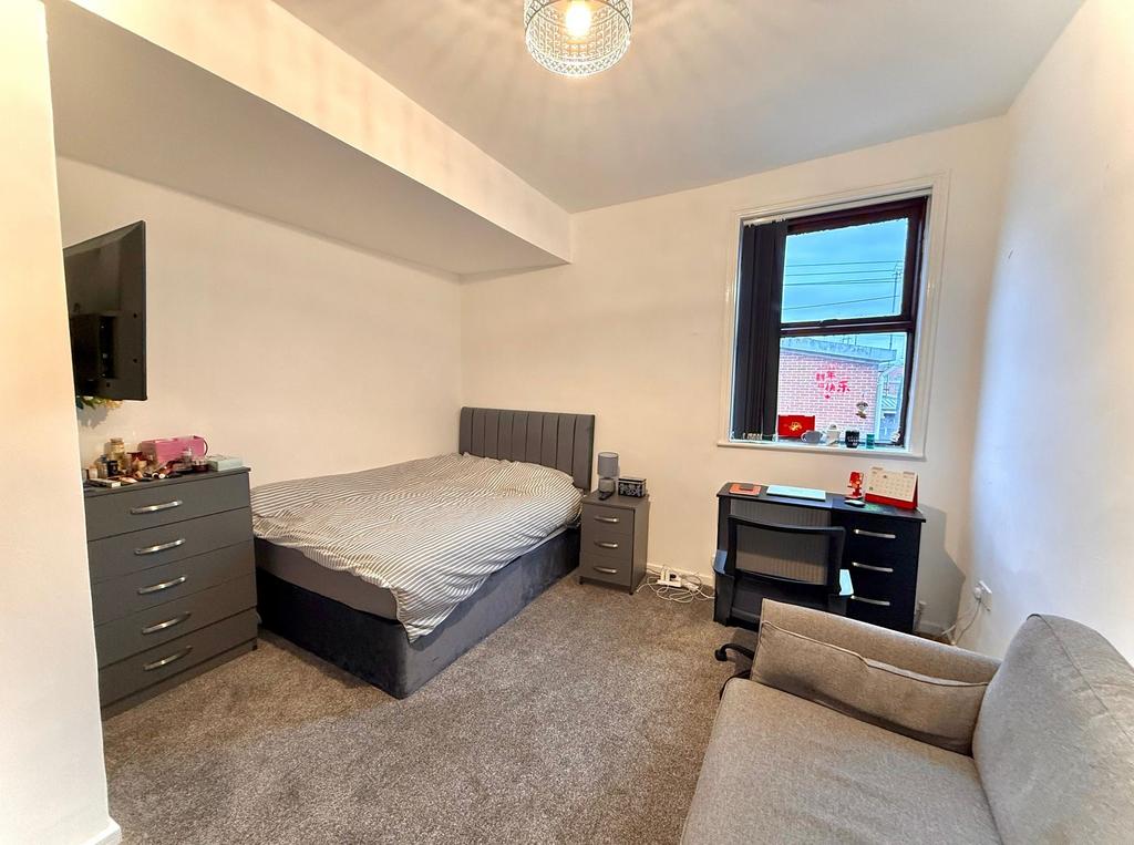 A well-maintained double bedroom featuring a co...