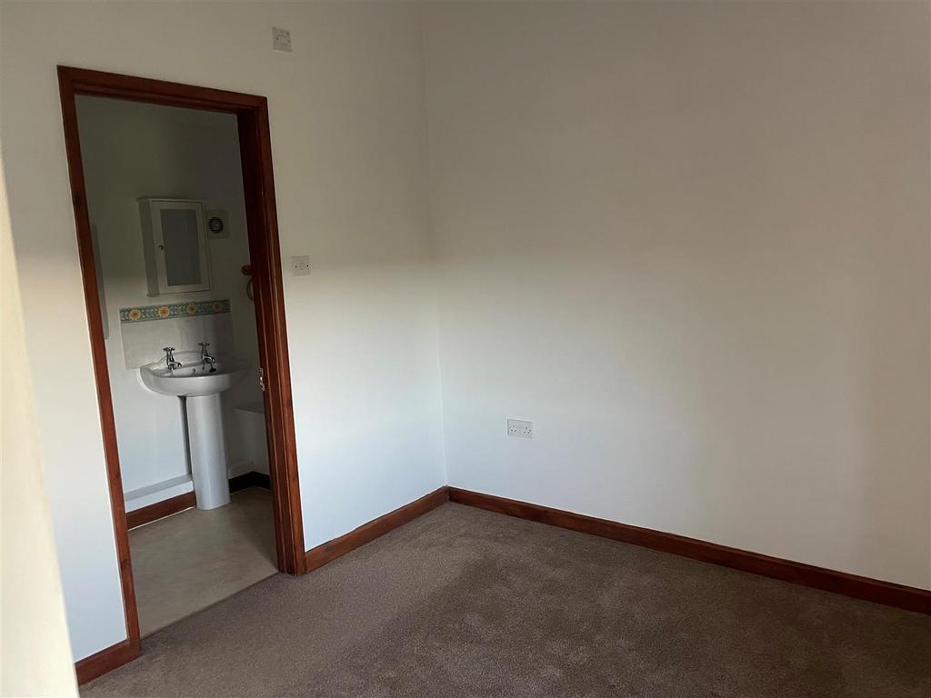 Bedroom2 ensuite.jpg
