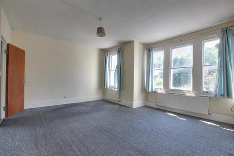 3 bedroom flat for sale, Alexandra Park Road, London