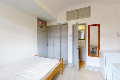 Studio to rent, Grays Inn Road, London WC1X